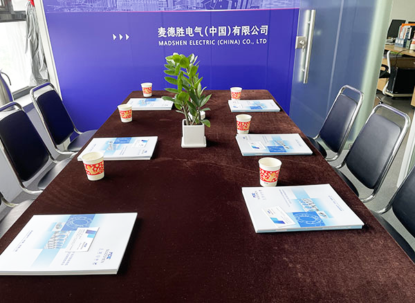 好色先生APP下载安装会议室.png